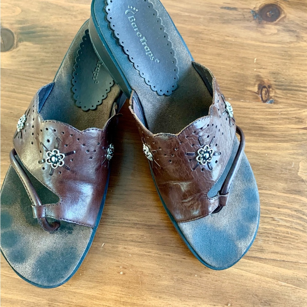 BARE TRAPS Brown Leather Sandals with fun metal flower accents, Size 9.